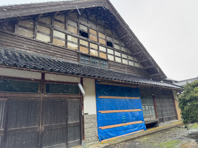 志賀町古民家②表玄関ブルーシート養生