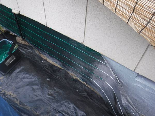 新潟市西区鈴木邸　炭素繊維　耐震補強工事一連の工程4　炭素繊維施工中